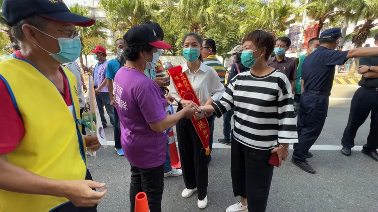 張男的妹妹張婉慈（白襯衫），接棒母親于秀英（條紋衣）競選議員。田兆緯攝