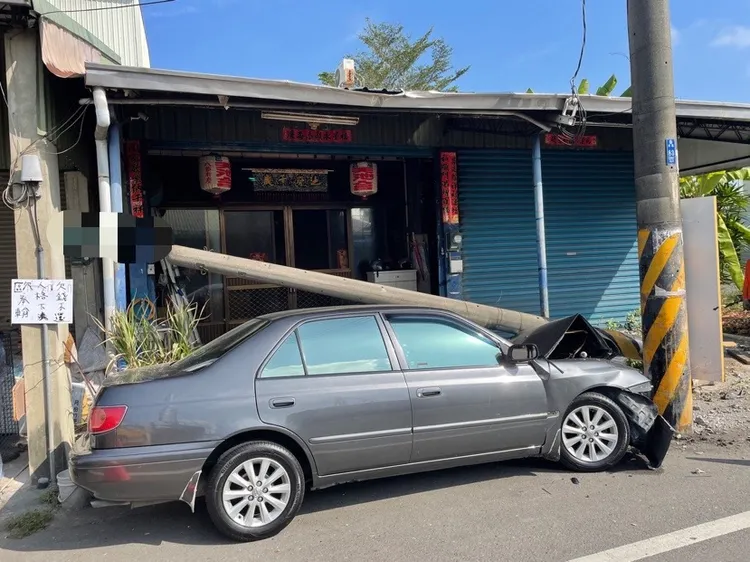 史男撞倒電線桿，幸僅手腳擦挫傷。警方提供