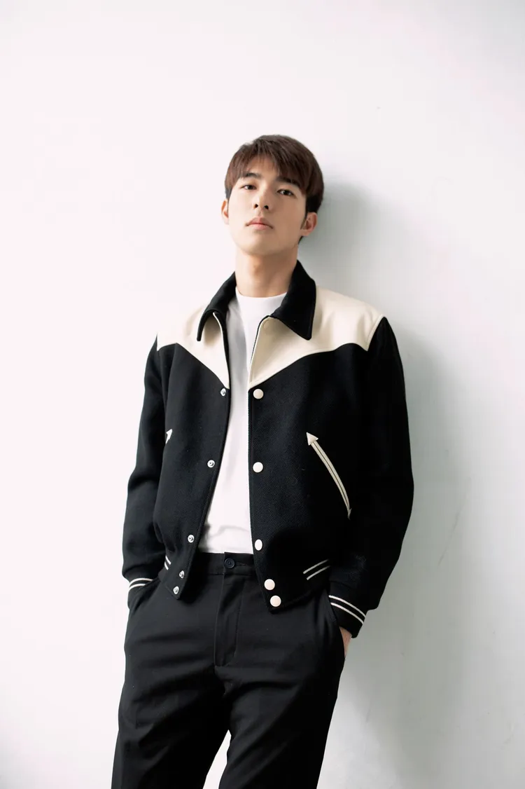 陳昊森以Teddy短版棒球外套搭出優雅紳士味。品牌提供