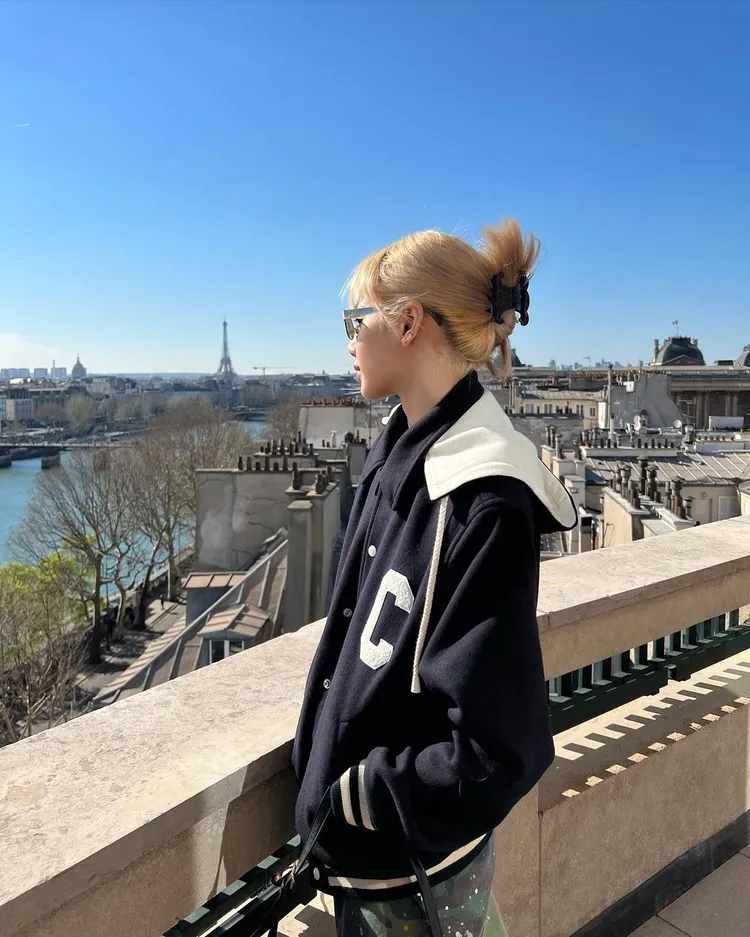韓星Lisa是CELINE品牌代言人，從去年開始就見她穿搭Teddy棒球外套。翻攝lalalalisa_m IG