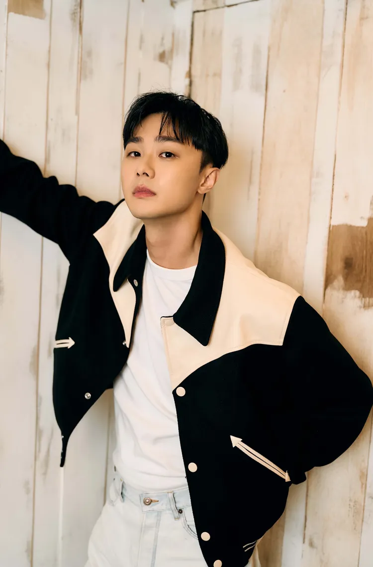 施柏宇示範CELINE Teddy短板棒球外套，帥氣時髦。品牌提供