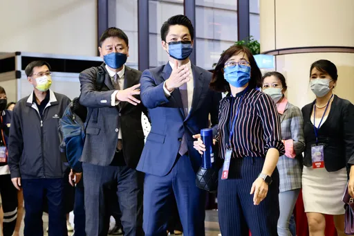 台北市長辯論|蔣萬安籲回歸「公共議題」 出門前兒子給深深擁抱