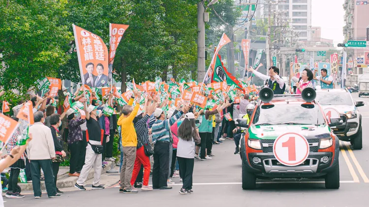 民眾在路旁熱情回應林佳龍。林佳龍競辦提供