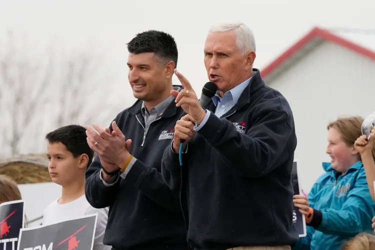 潘斯（右）今年11月初替競選連任的共和黨籍密西根州聯邦眾議員巴瑞特站台助講。美聯社資料照片