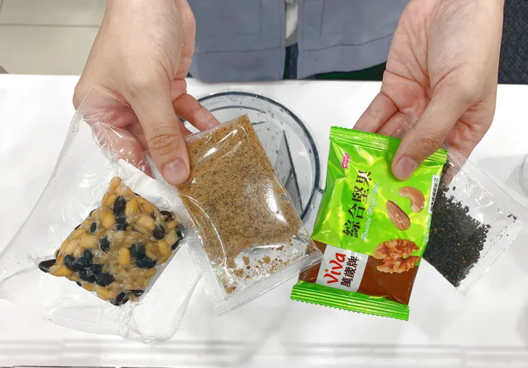 全新豆奶飲品以非基因改造黃豆、黑豆、帶殼燕麥仁，搭配綜合堅果或黑芝麻等食材，並加入熱水現打。劉欣欣攝