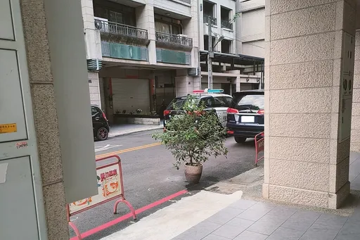 自家透天厝騎樓停車「被照三餐檢舉」 一個月高達1300次!網:行政訴訟吧