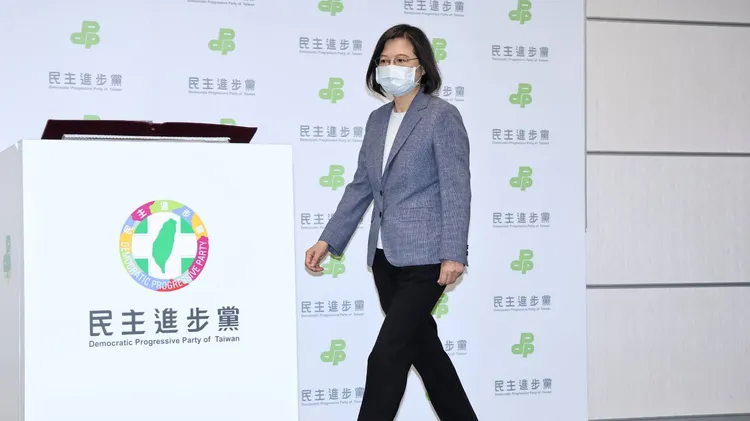 總統蔡英文於26日晚間在民進黨中央黨部發表談話。葉志明攝