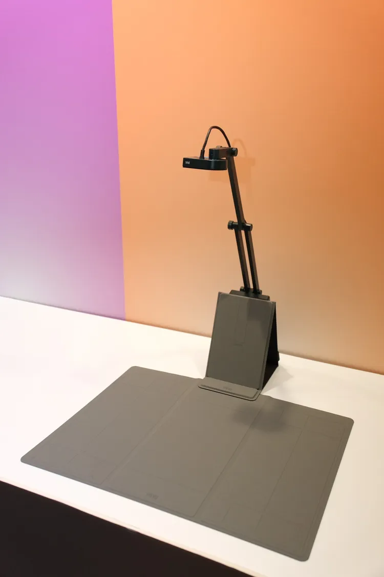 V4K-S具備文件攝影機與視訊會議鏡頭等功能。陳志淵攝