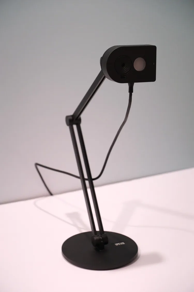 輕巧的攝影機MP-8M。陳志淵攝