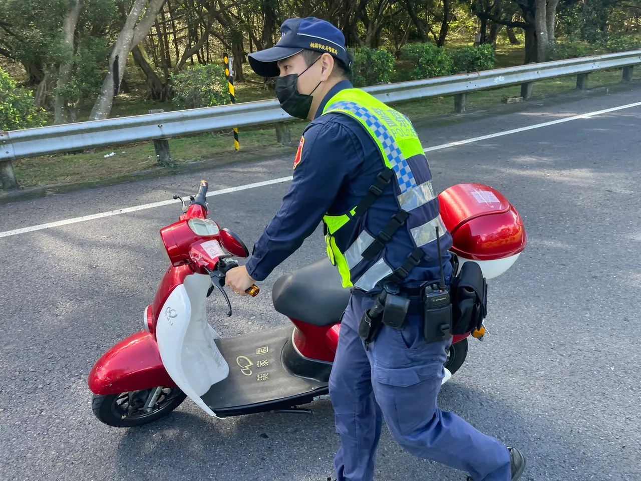 警員牽車。龍潭警分局提供