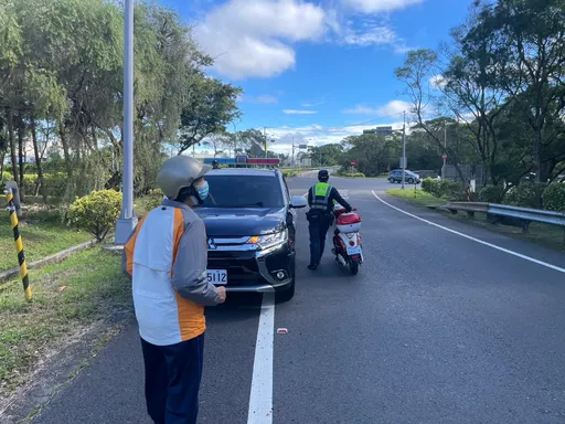 桃園老婦騎車買菜誤上國道　龍潭暖警協查身分護送返家
