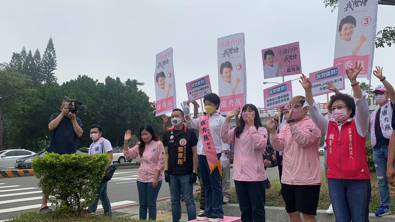 盧秀燕今天首度站街口拜票,所在的台灣大道、忠明路口正是今天空品橘色警戒「敏感族群不健康」的區域。曾雪蒨攝