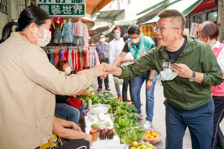 蔡其昌今天一早到霧峰市場請託拜票。蔡其昌競總提供