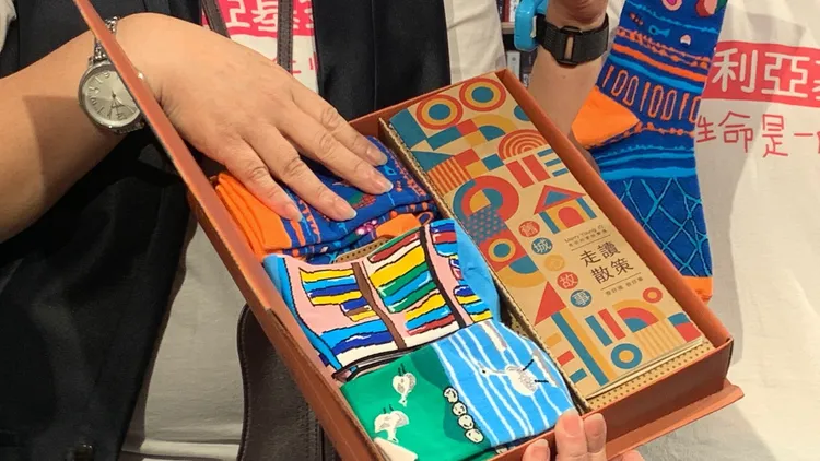 瑪利亞畫畫班學員將走讀台中舊城區後將印象中的舊城之美繽紛入畫，成就今年的快樂襪。曾雪蒨攝