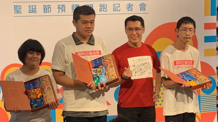 參與購買快樂襪企業代表將瑪利亞天使的繪畫作品穿在身上，鼓勵孩子勇於創作。曾雪蒨攝