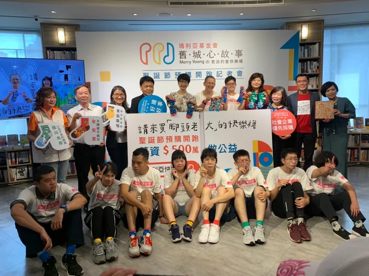 參與快樂襪創作的瑪利亞畫畫班成員與贊助企業開心大合影。曾雪蒨攝