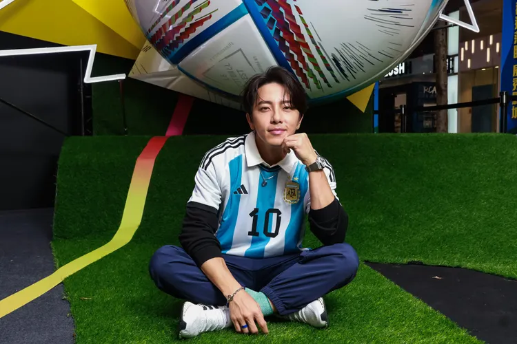 坤達喜歡在看世足賽時穿著支持球隊的球衣炒熱氣氛，運動品牌adidas服裝的世足球隊服飾就是他會選擇的款式。趙世平攝