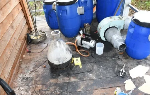 進口玻璃粉變成百公斤毒品　出動空拍機蒐證破製毒工廠