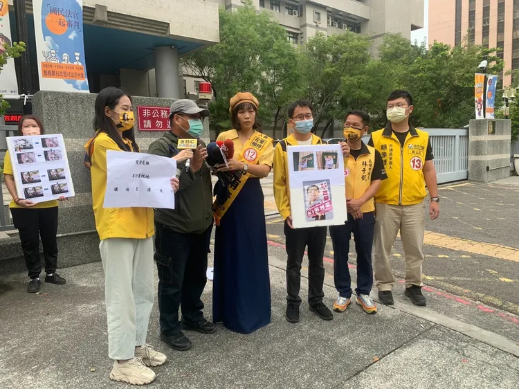 張雨柔（左一）同黨候選人今早出席力挺聲援。郭芷余攝