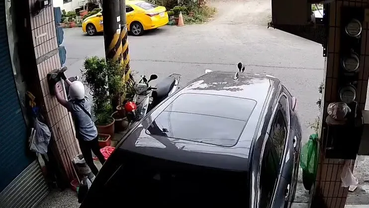 一名女子以左手將信箱內張雨柔口罩抽走，再用右手放入其他候選人文宣。翻攝監視器畫面，張雨柔提供