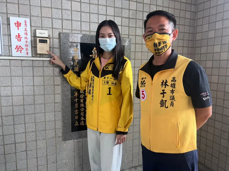 張雨柔（左）到雄檢提告。郭芷余攝