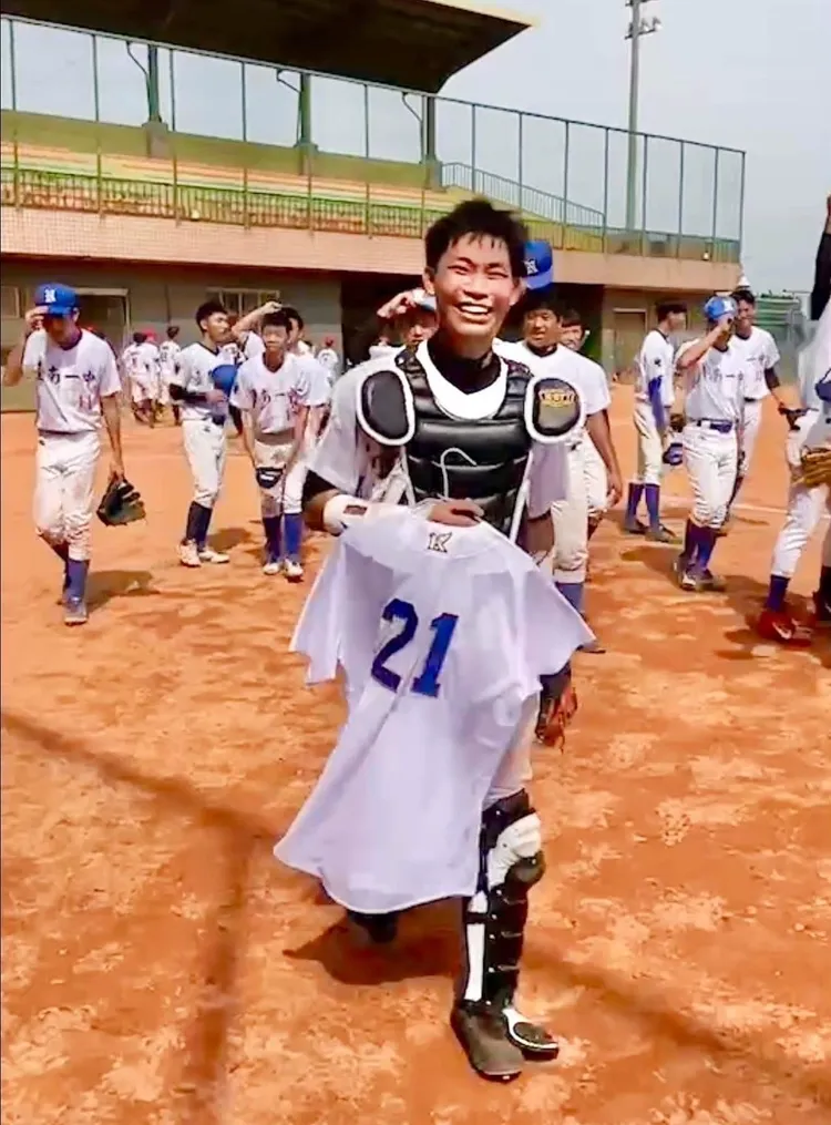 台南一中帶著已故學長林佑謙21號球衣出賽。  台南一中提供