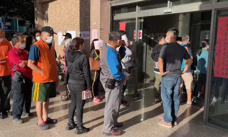今天上午福山活動中心投開票所，出現排隊人龍。讀者提供