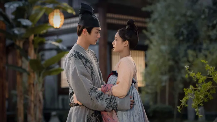 許凱（左）與李一桐甜蜜互動，因私下兩人太熟，來不及心跳加速，即投入下場對戲。八大提供