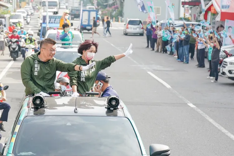 蔡其昌上午到太平區車隊掃街拜票。蔡其昌總部提供