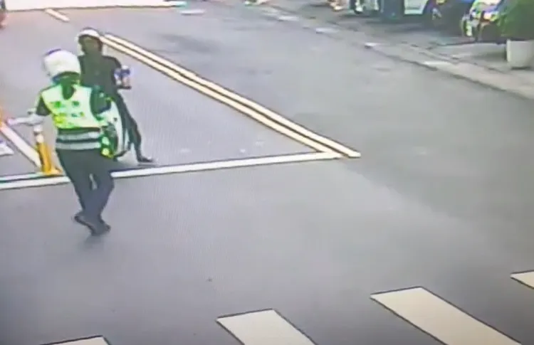 徐源鳳攔查酒駕民眾。翻攝畫面