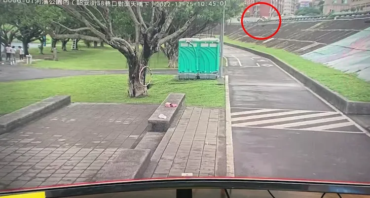 監視器拍下水泥車翻覆瞬間。翻攝畫面