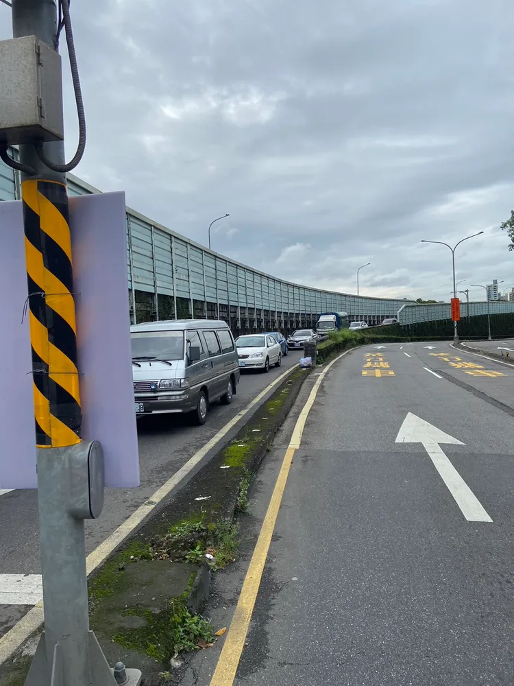 目前車禍現場尚未排除，造成車輛回堵。翻攝畫面