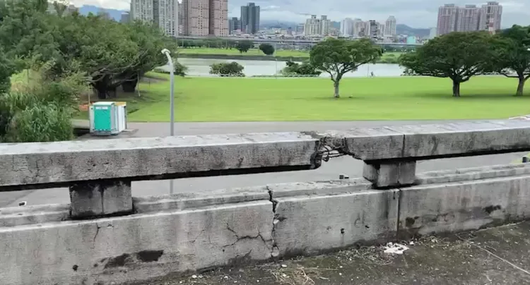 水泥車將快速道路護欄撞毀。翻攝畫面