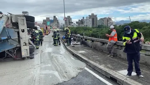 北市水源快速道路水泥車自撞翻覆　駕駛脫困送醫、水泥撒滿地一路回堵