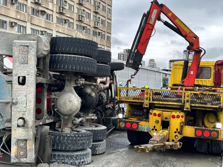 相關單位前往現場排除狀況。翻攝畫面