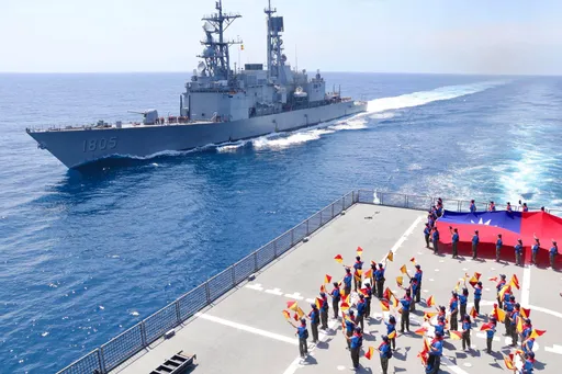 太囂張！共艦逼近24浬線還嗆「注意用語」　海軍回擊「絕不退讓」堅守海疆