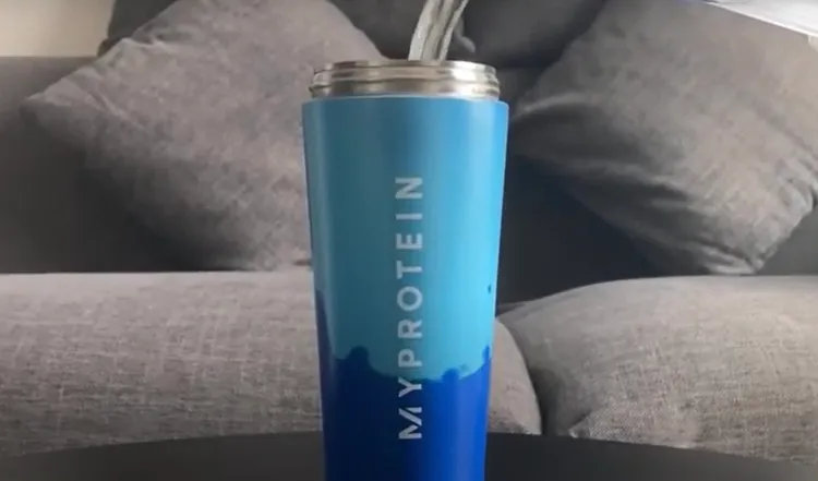 「溫變不銹鋼搖搖杯」倒入低於室溫的冷水，杯身即會變化成深藍色。業者提供