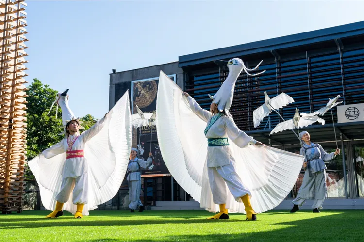宜蘭傳藝園區年度大駐園《傳藝白鷺鷥》，將傳統歌仔戲融合當代偶戲與特技。全聯善美的文化藝術基金會提供