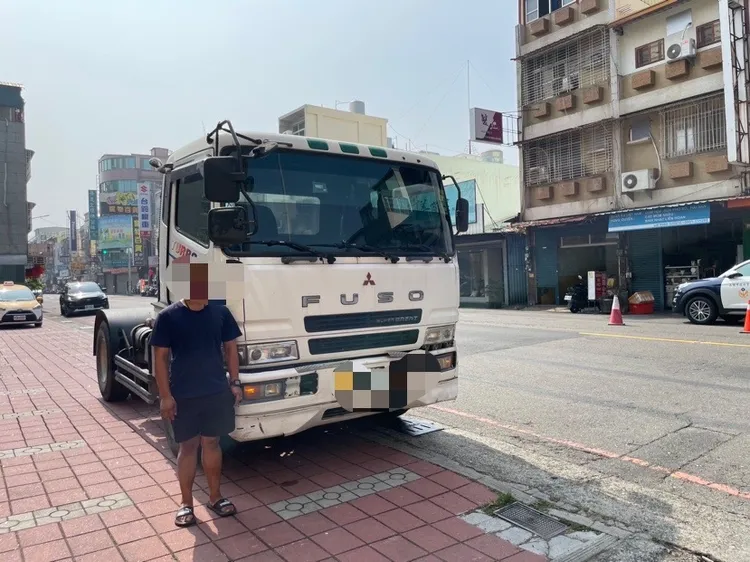 方姓曳引車司機被警方帶回警局偵訊。讀者提供