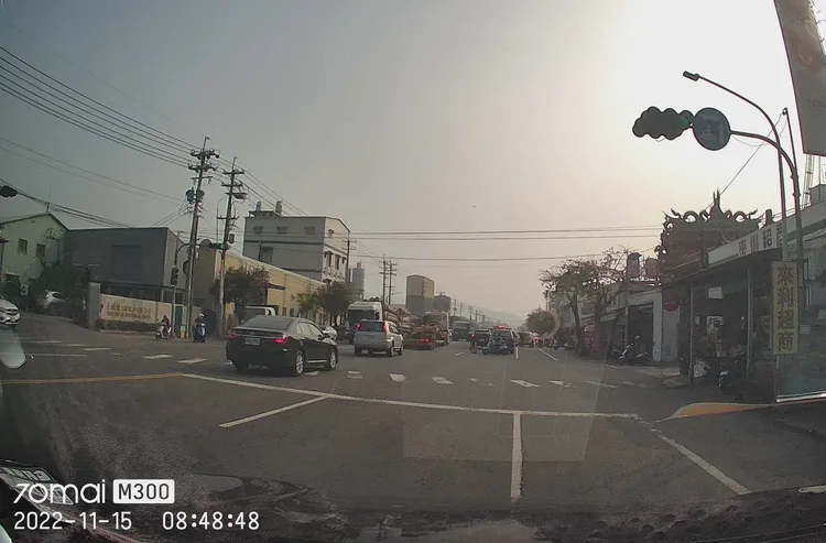 路過民眾拍下照片，提醒網友嘉新東路往燕巢方向請盡量避開「有搭帳篷」。讀者提供