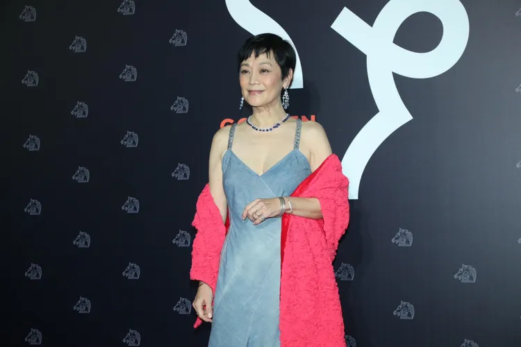 張艾嘉的私藏的藍寶鑽鍊明顯缺了一顆。攝影中心攝