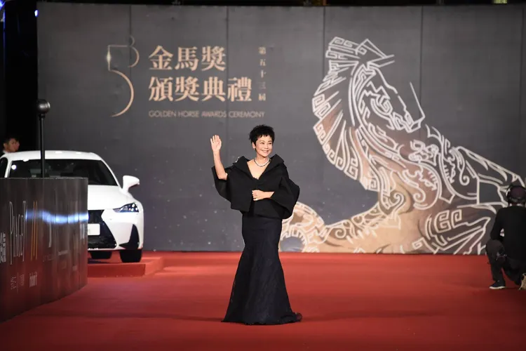 張艾嘉參加第53屆金馬獎時曾佩戴同一件藍寶鑽石項鍊。翻攝金馬影展TGHFF臉書