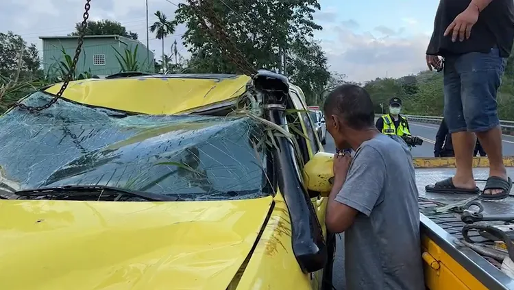 剛買車就出意外，男子想進入車內整理物品。翻攝畫面