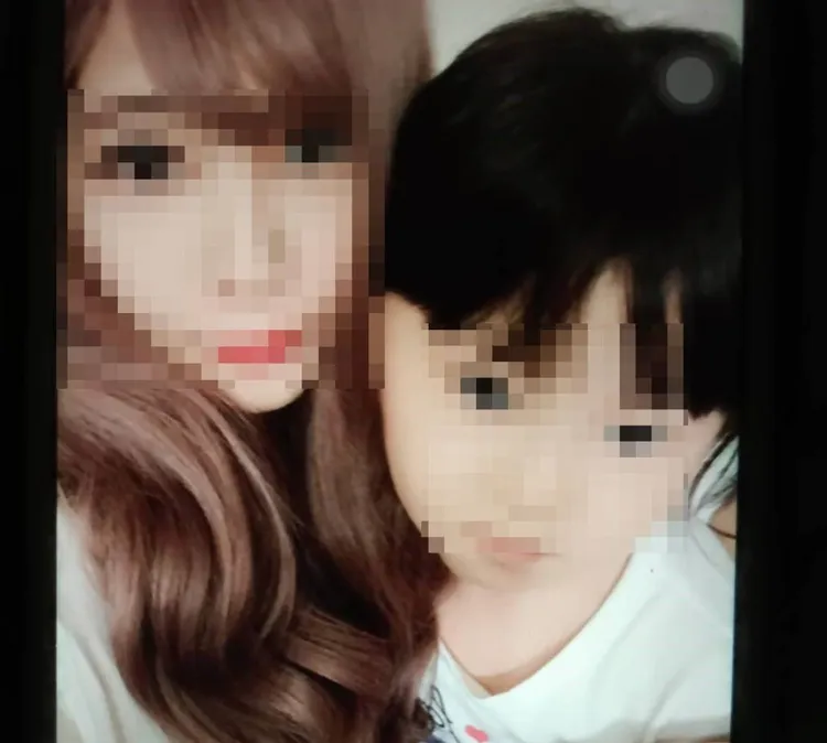 被虐女童與母親合照。女童母親提供