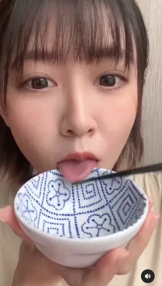 妹子夾起舌頭，再將舌頭快速收入嘴中，感覺就像真的在吃美食。IG@waner_photography授權使用