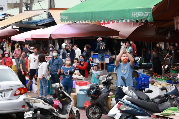 民眾向盧秀燕揮手示意，恭賀她連任成功。盧秀燕總部提供