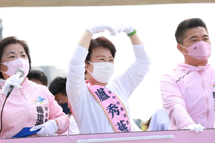 盧秀燕車掃謝票，沿途舉起雙手對市民比出愛心形狀。盧秀燕總部提供