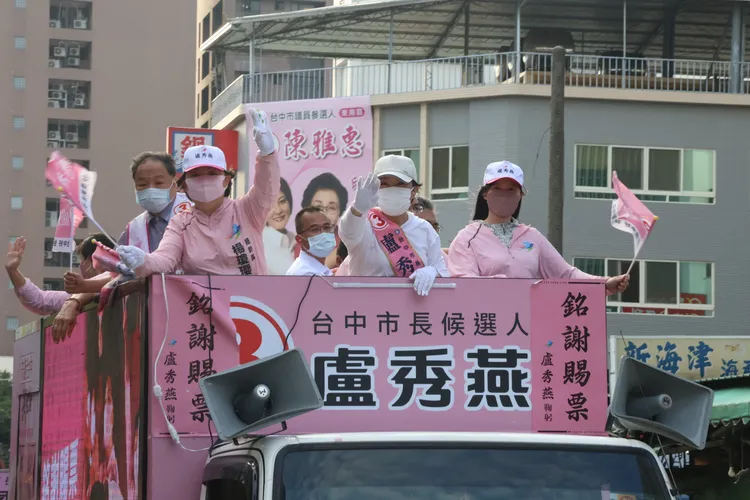 盧秀燕站在宣傳車上一路掃街謝票，上午在海線、下午在台中市區。張喆喜攝