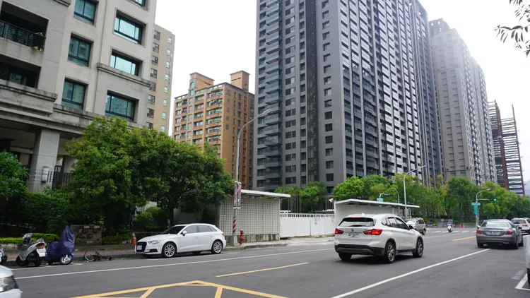 新屋拉抬中古屋房價，導致今年區段售屋的中古屋屋主，房價處處挑戰新高。葉家銘攝