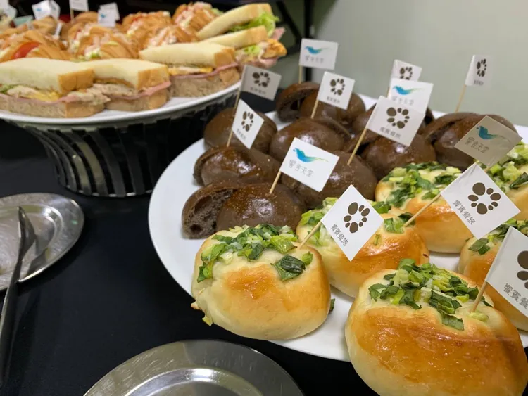現場還有輕食與甜點，包含十足台式口味的鵝油香蔥麵包。業者提供